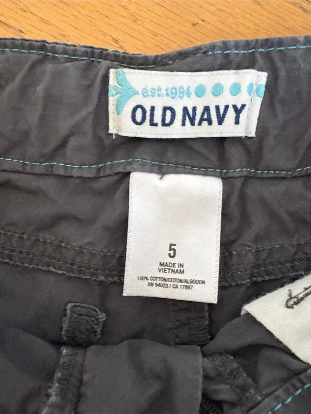 Girls Gray Lightweight Snap Shorts with Pockets by Old Navy Size 5